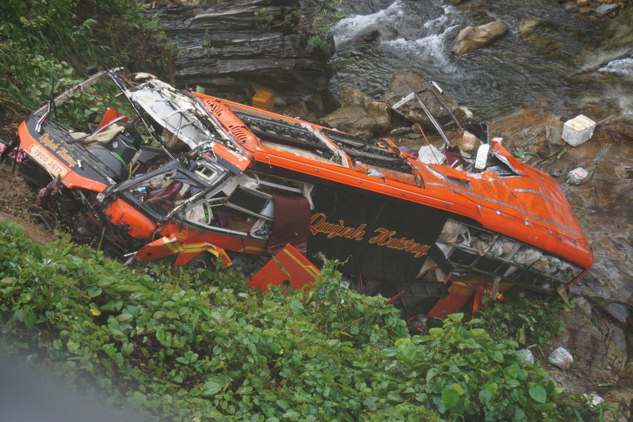 Bắt tạm giam tài xế vụ xe khách lao xuống vực trên cao tốc La Sơn - Túy Loan