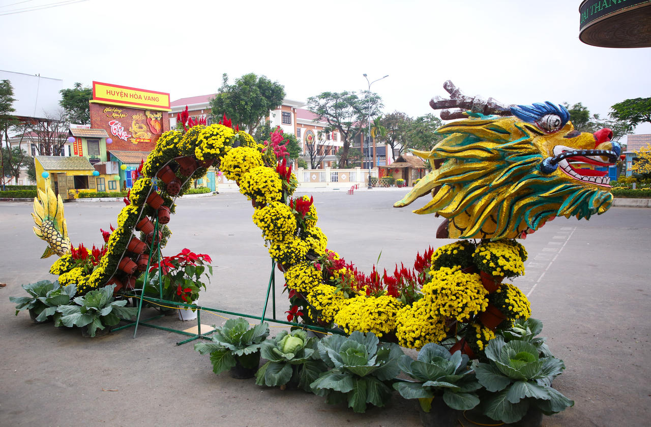 Dàn linh vật rồng độc đáo trên đường hoa Tết Đà Nẵng