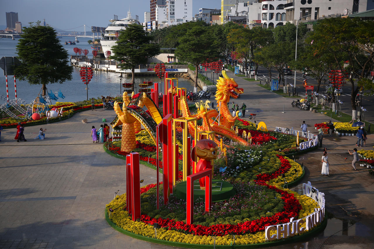 Dàn linh vật rồng độc đáo trên đường hoa Tết Đà Nẵng