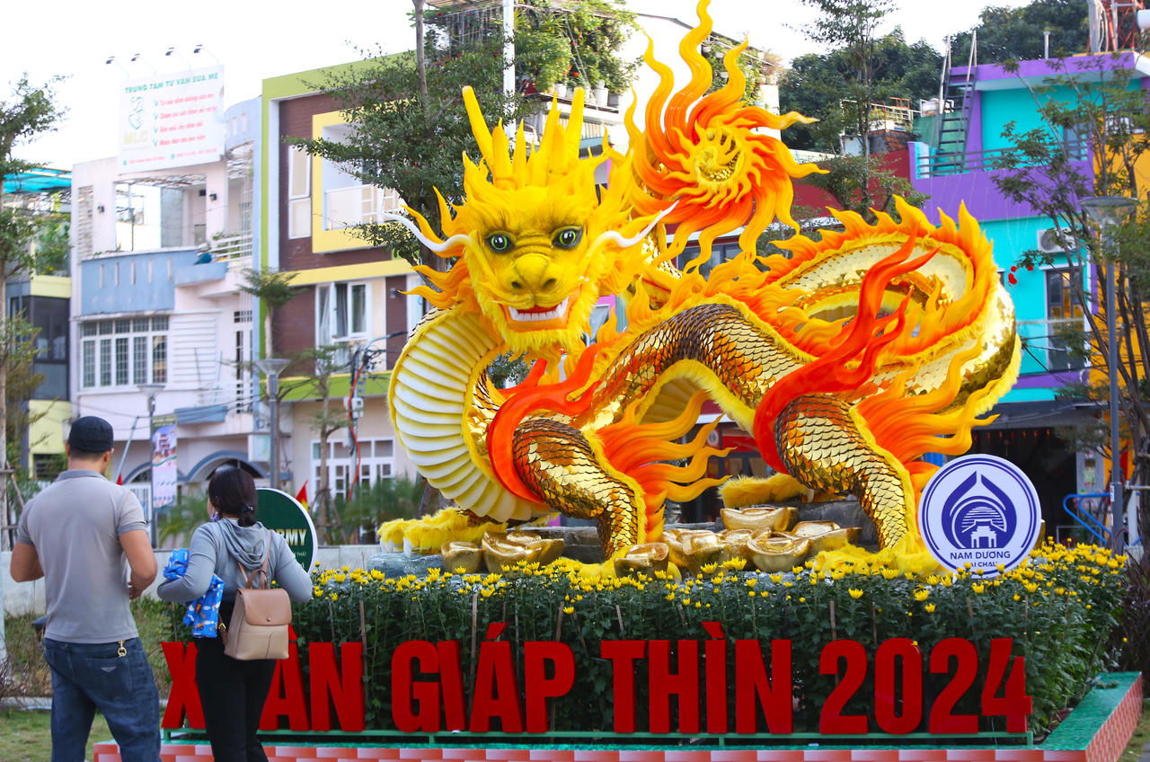 Dàn linh vật rồng độc đáo trên đường hoa Tết Đà Nẵng