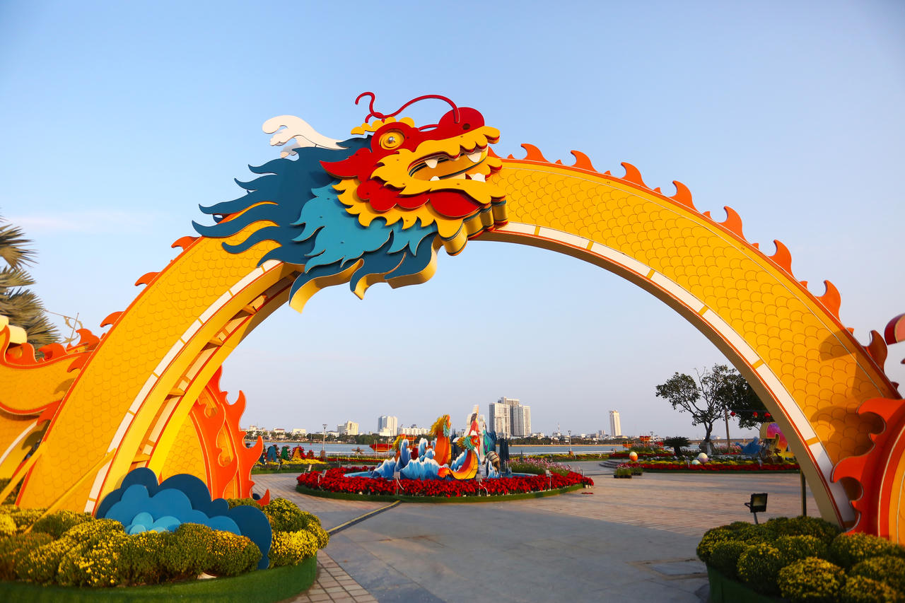 Dàn linh vật rồng độc đáo trên đường hoa Tết Đà Nẵng
