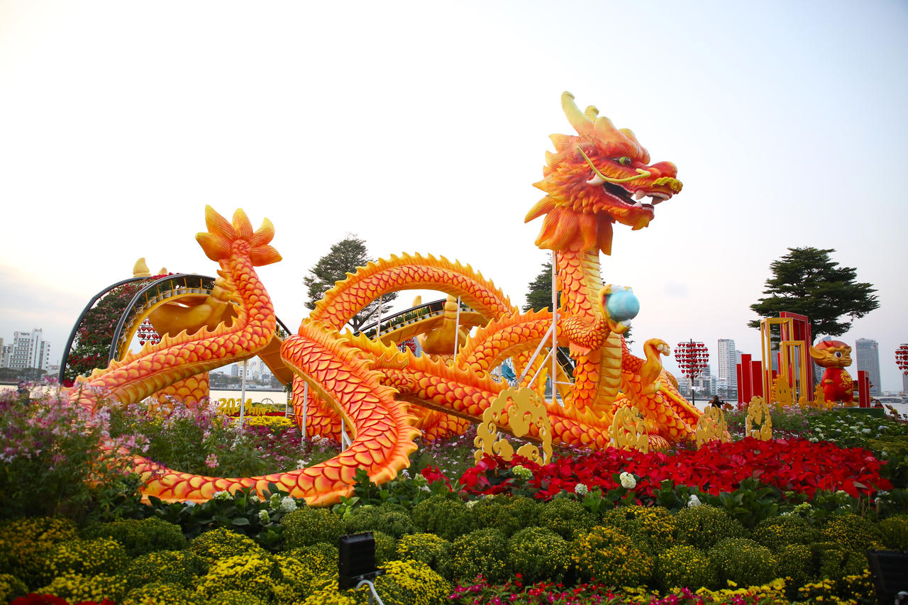 Dàn linh vật rồng độc đáo trên đường hoa Tết Đà Nẵng