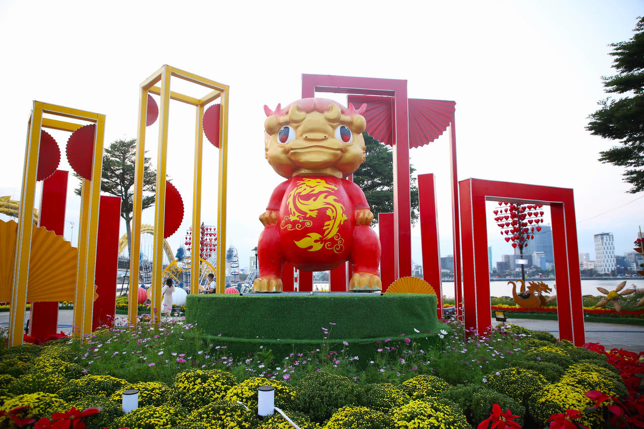 Dàn linh vật rồng độc đáo trên đường hoa Tết Đà Nẵng