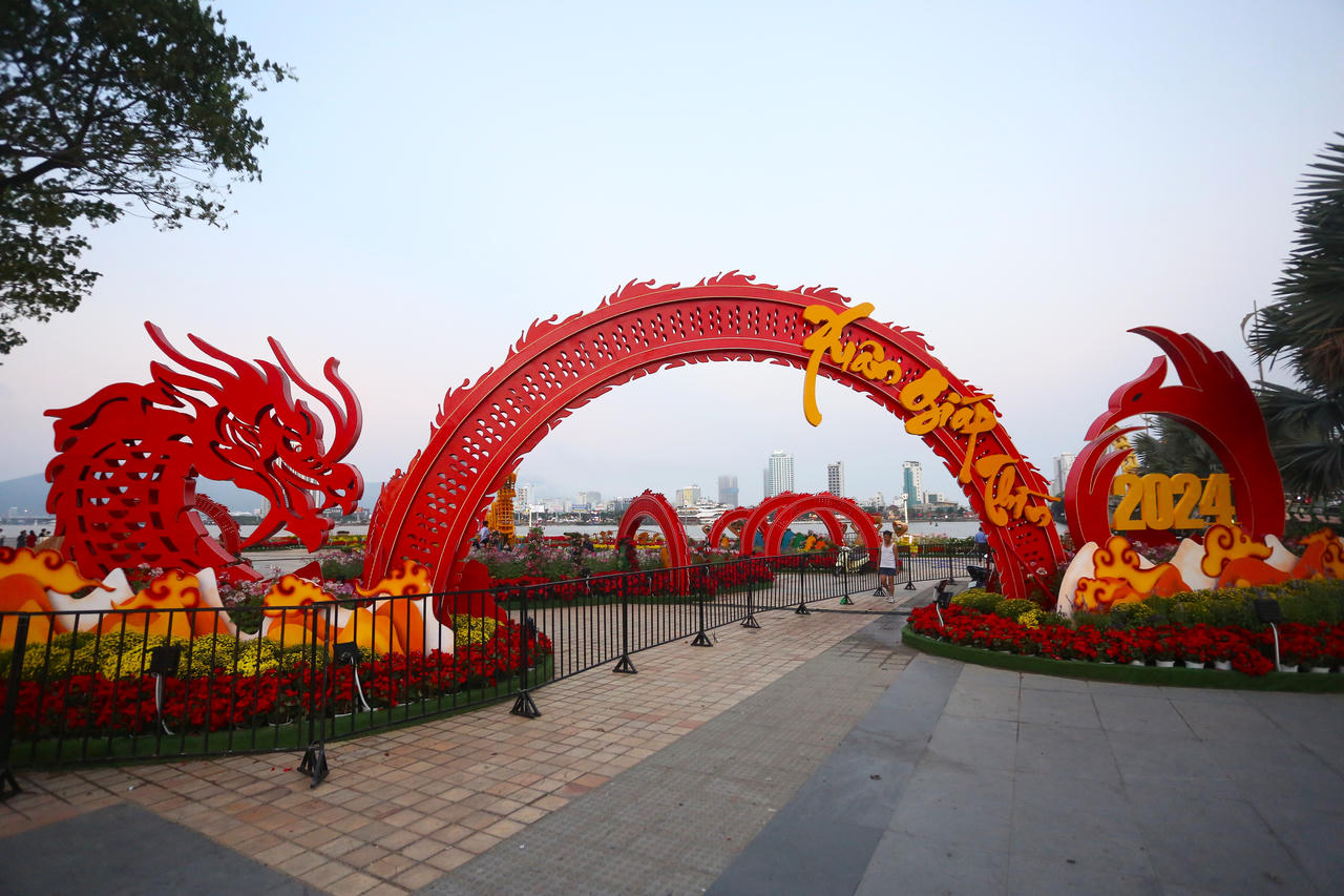 Dàn linh vật rồng độc đáo trên đường hoa Tết Đà Nẵng