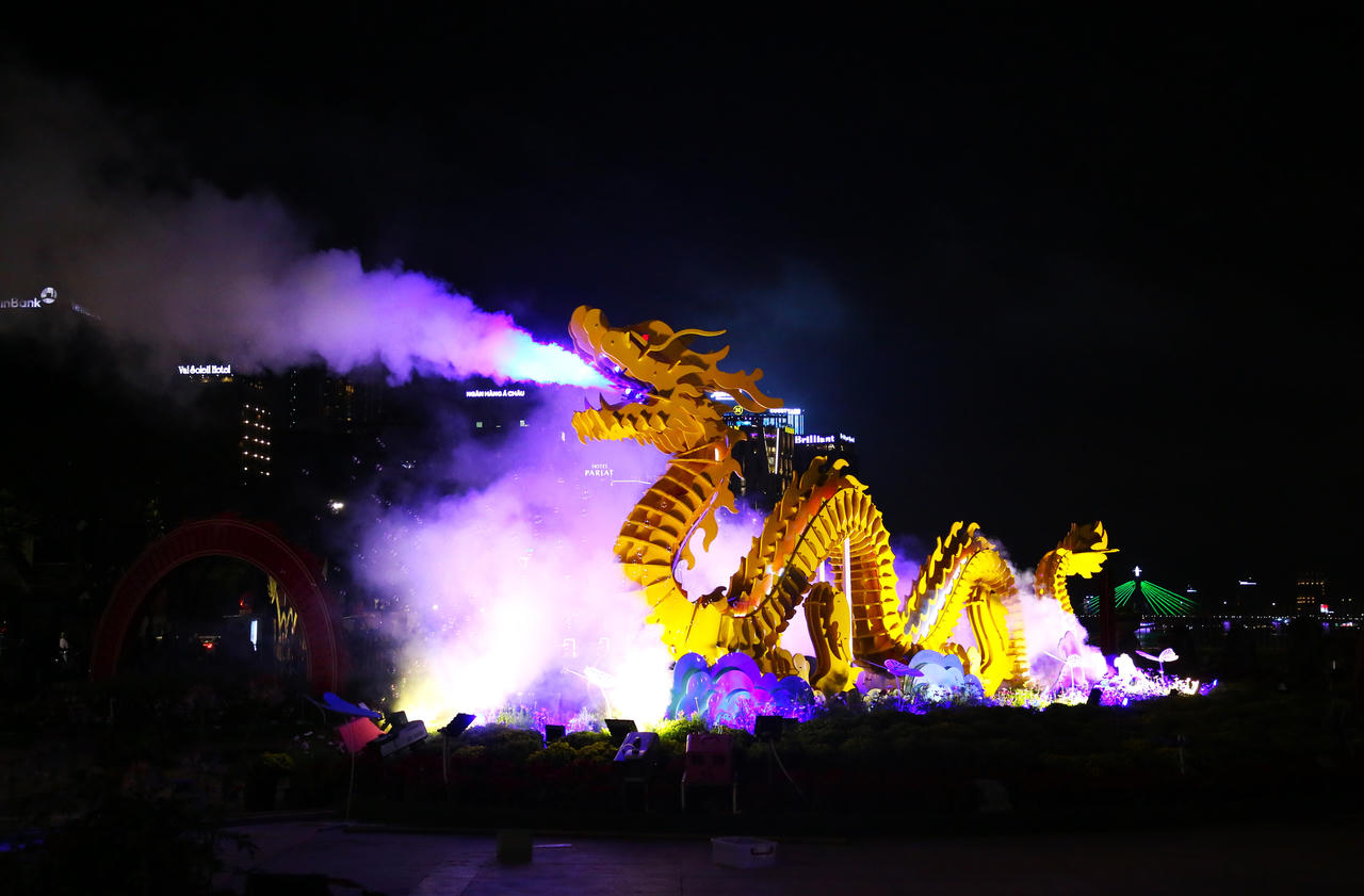 Dàn linh vật rồng độc đáo trên đường hoa Tết Đà Nẵng