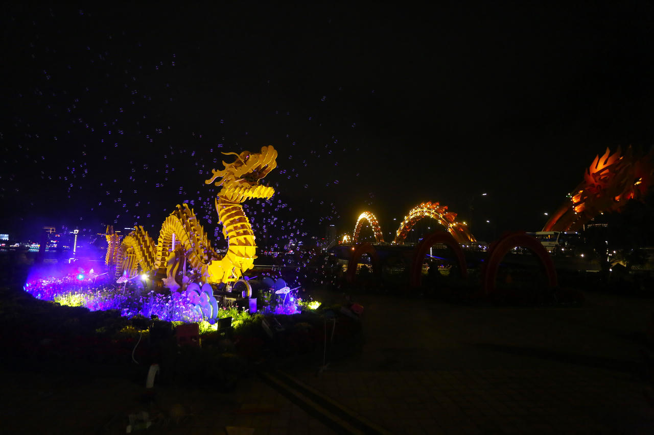 Dàn linh vật rồng độc đáo trên đường hoa Tết Đà Nẵng