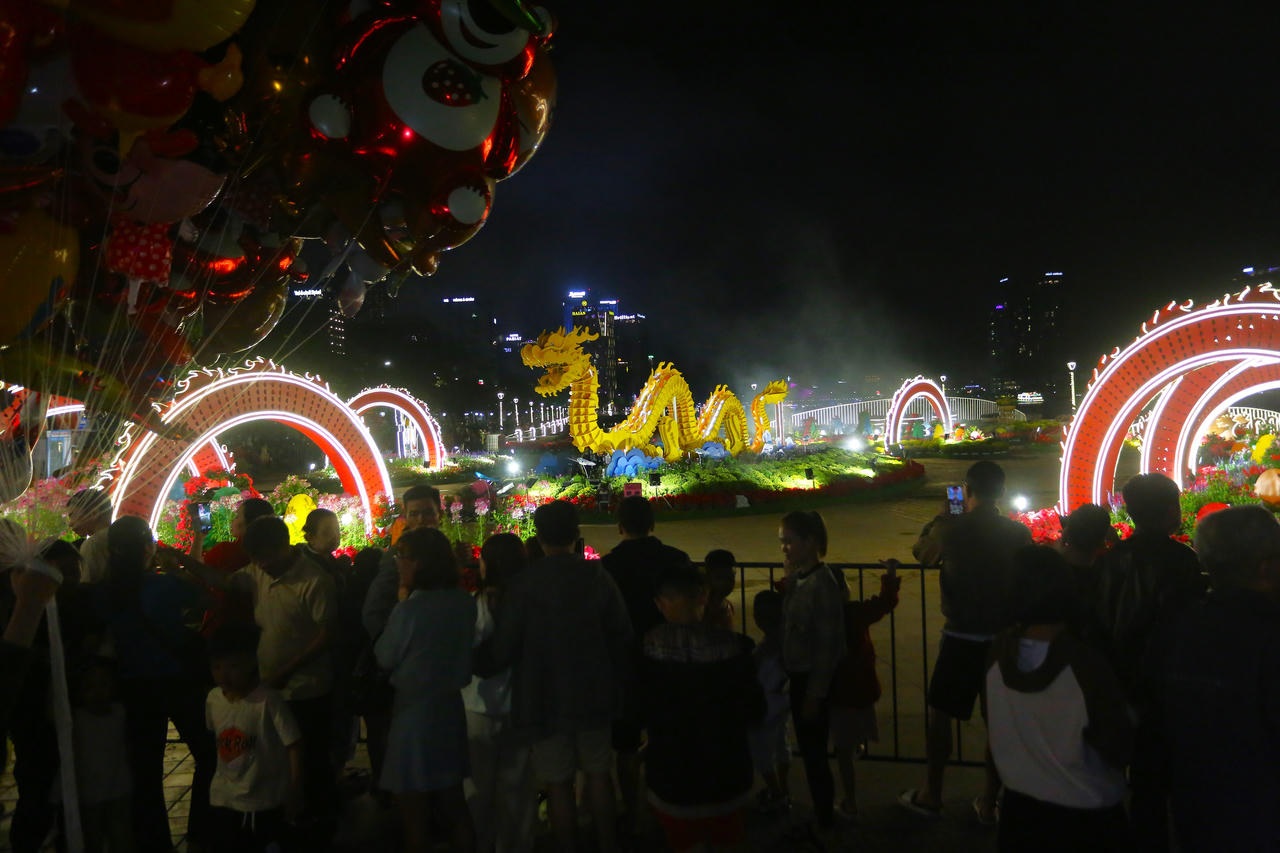 Dàn linh vật rồng độc đáo trên đường hoa Tết Đà Nẵng