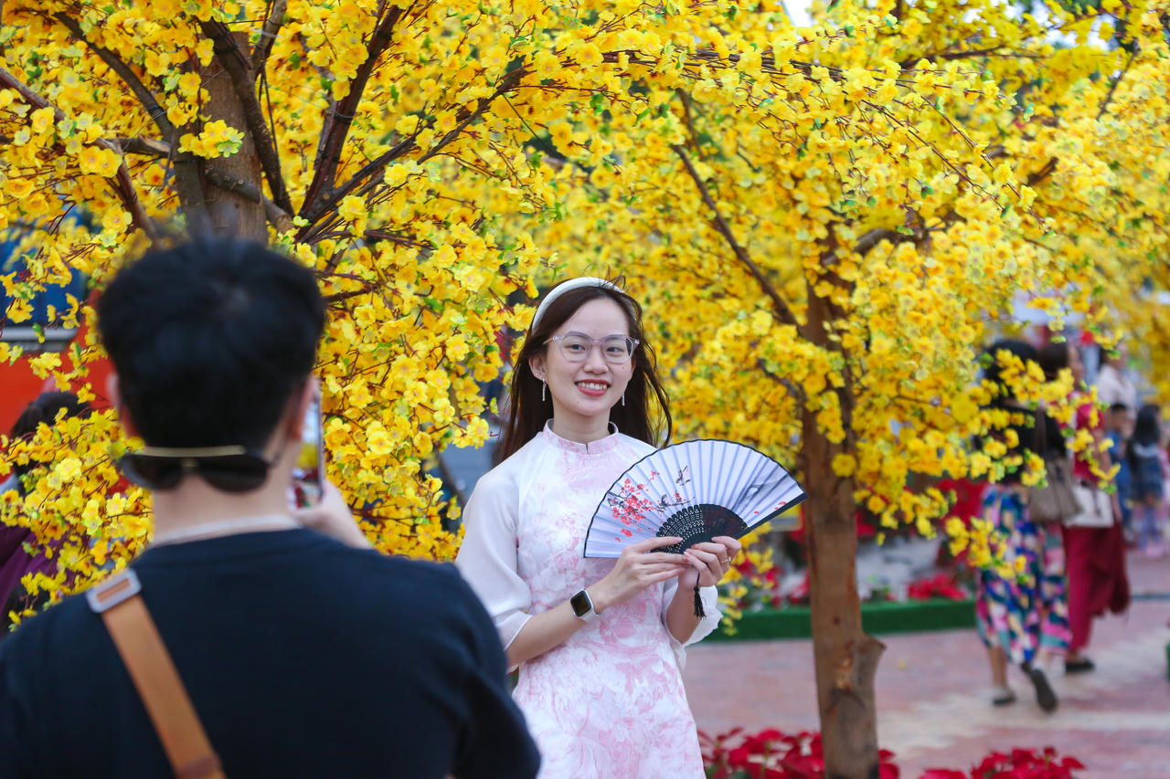 Người dân, du khách xúng xính váy áo 'check-in' đường hoa Tết Đà Nẵng