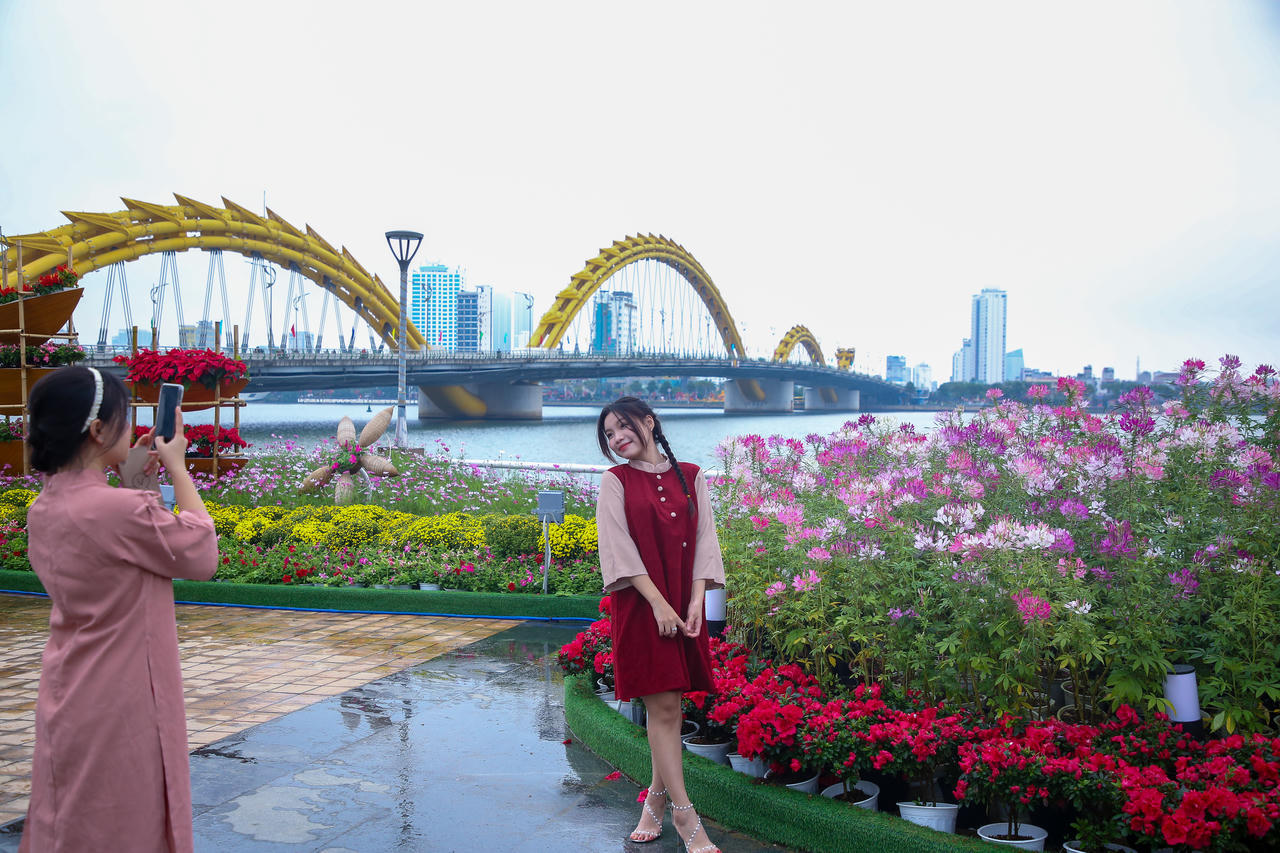 Người dân, du khách xúng xính váy áo 'check-in' đường hoa Tết Đà Nẵng