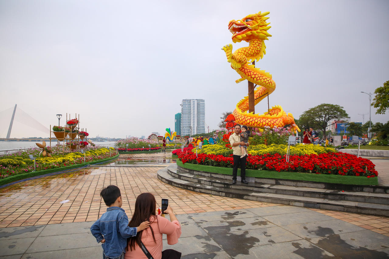 Người dân, du khách xúng xính váy áo 'check-in' đường hoa Tết Đà Nẵng