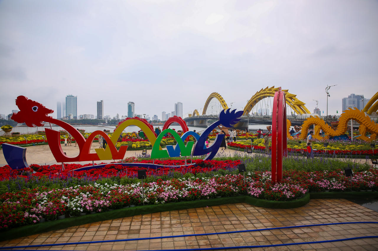 Người dân, du khách xúng xính váy áo 'check-in' đường hoa Tết Đà Nẵng