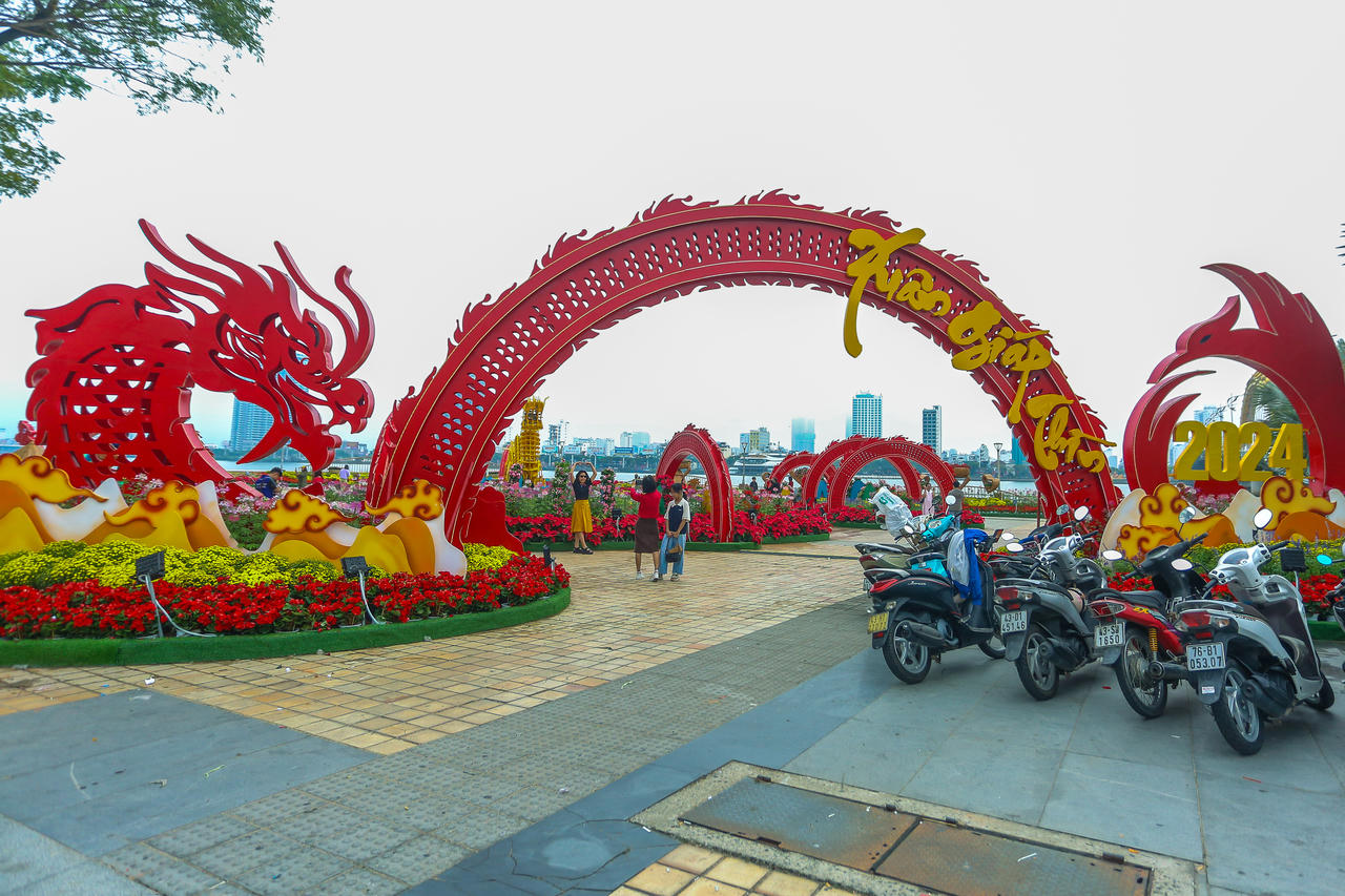 Người dân, du khách xúng xính váy áo 'check-in' đường hoa Tết Đà Nẵng