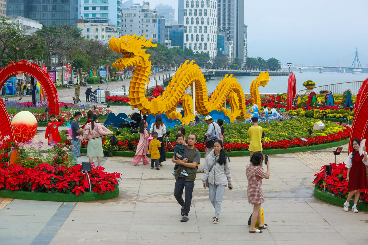 Người dân, du khách xúng xính váy áo 'check-in' đường hoa Tết Đà Nẵng