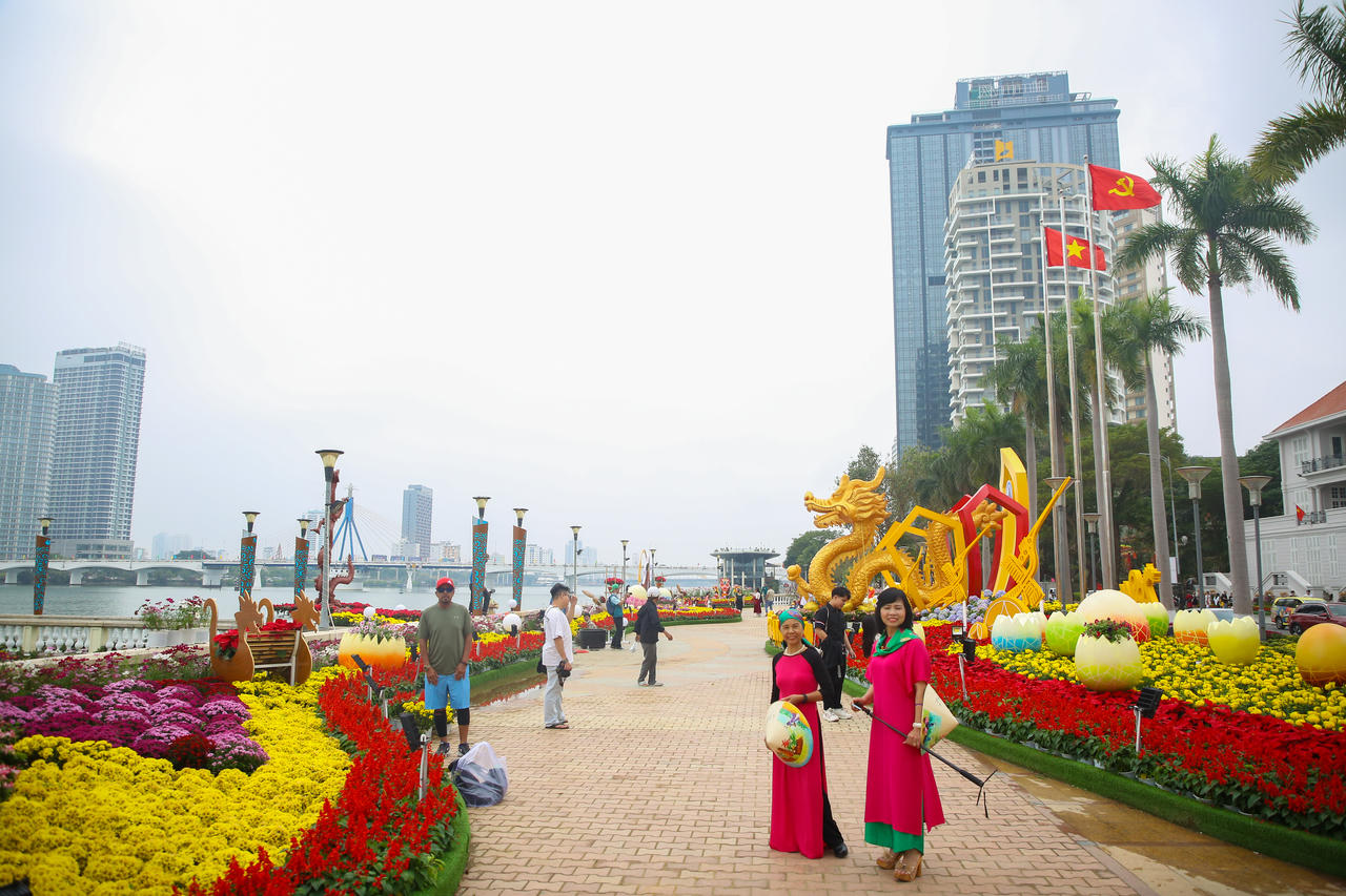 Người dân, du khách xúng xính váy áo 'check-in' đường hoa Tết Đà Nẵng