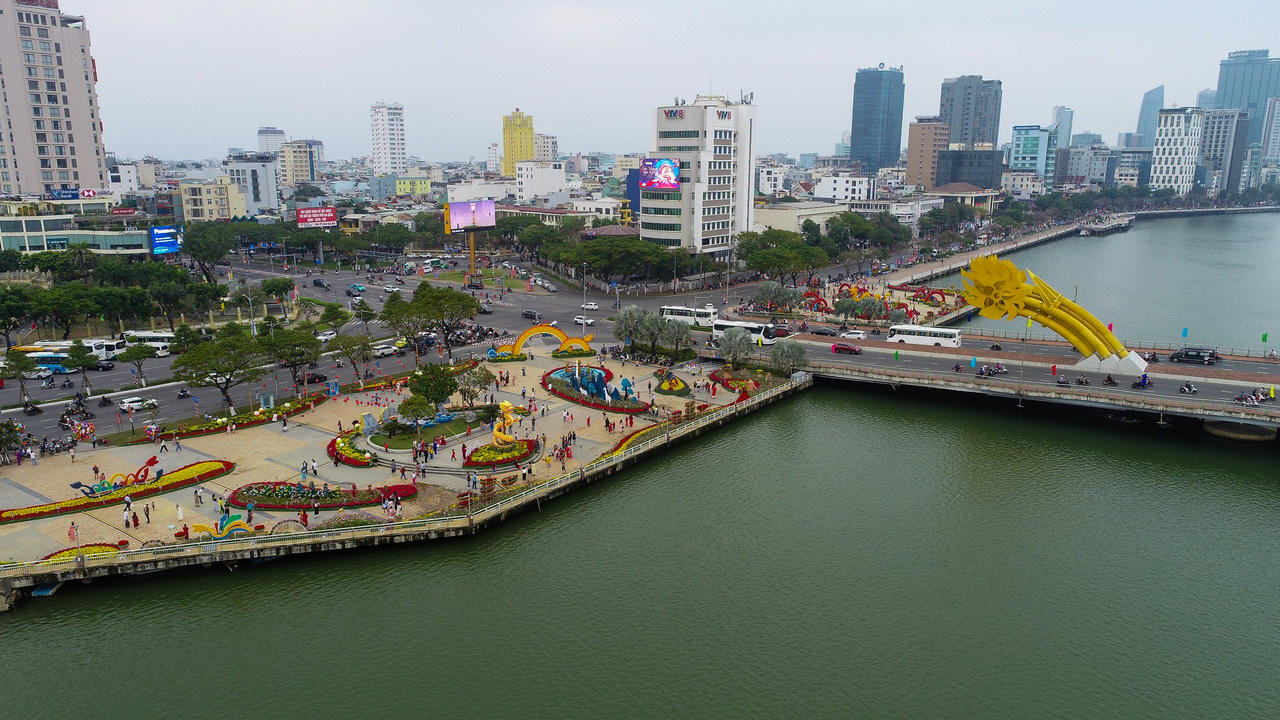 Người dân, du khách xúng xính váy áo 'check-in' đường hoa Tết Đà Nẵng