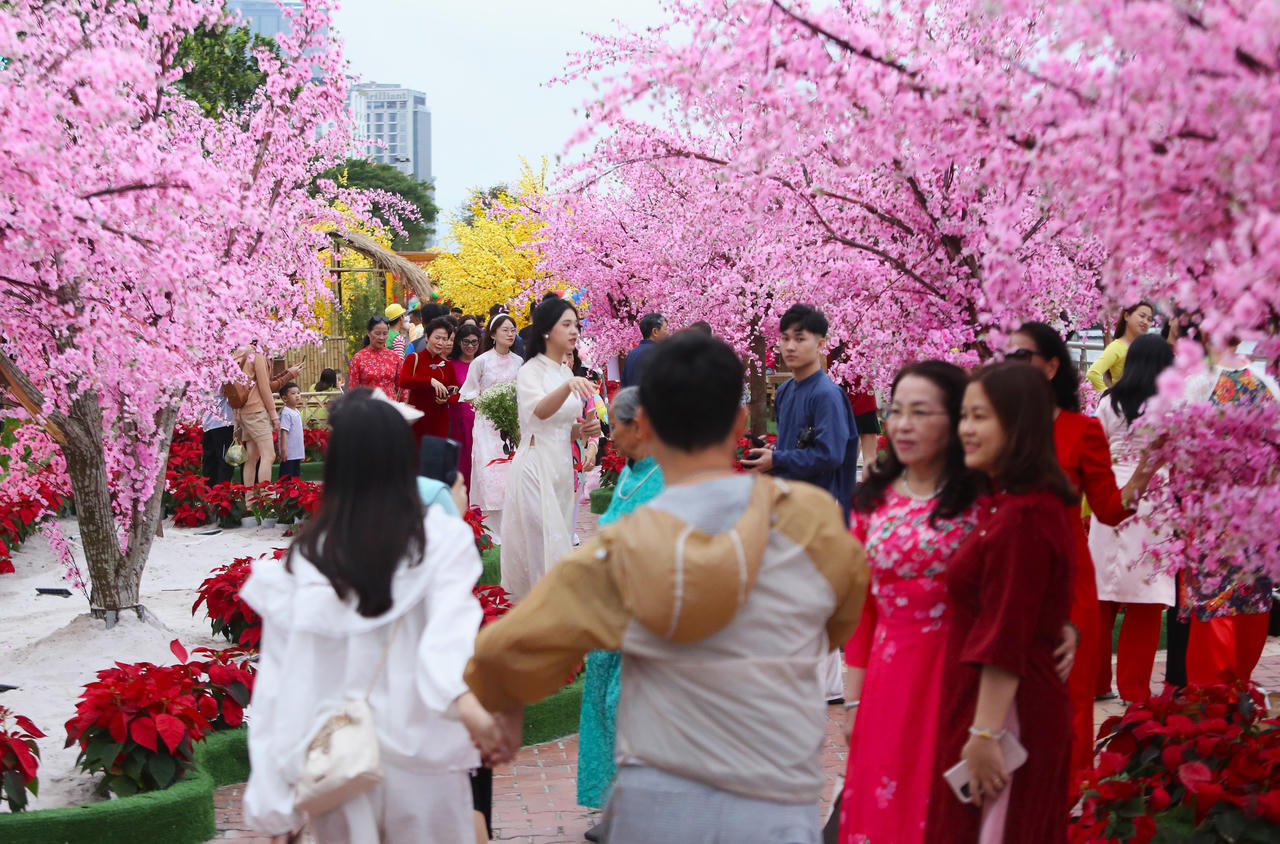 Người dân, du khách xúng xính váy áo 'check-in' đường hoa Tết Đà Nẵng