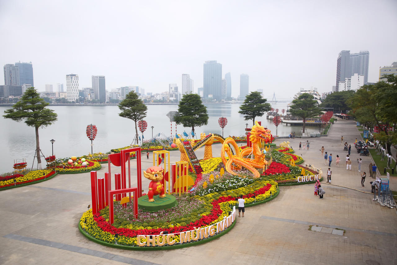 Người dân, du khách xúng xính váy áo 'check-in' đường hoa Tết Đà Nẵng