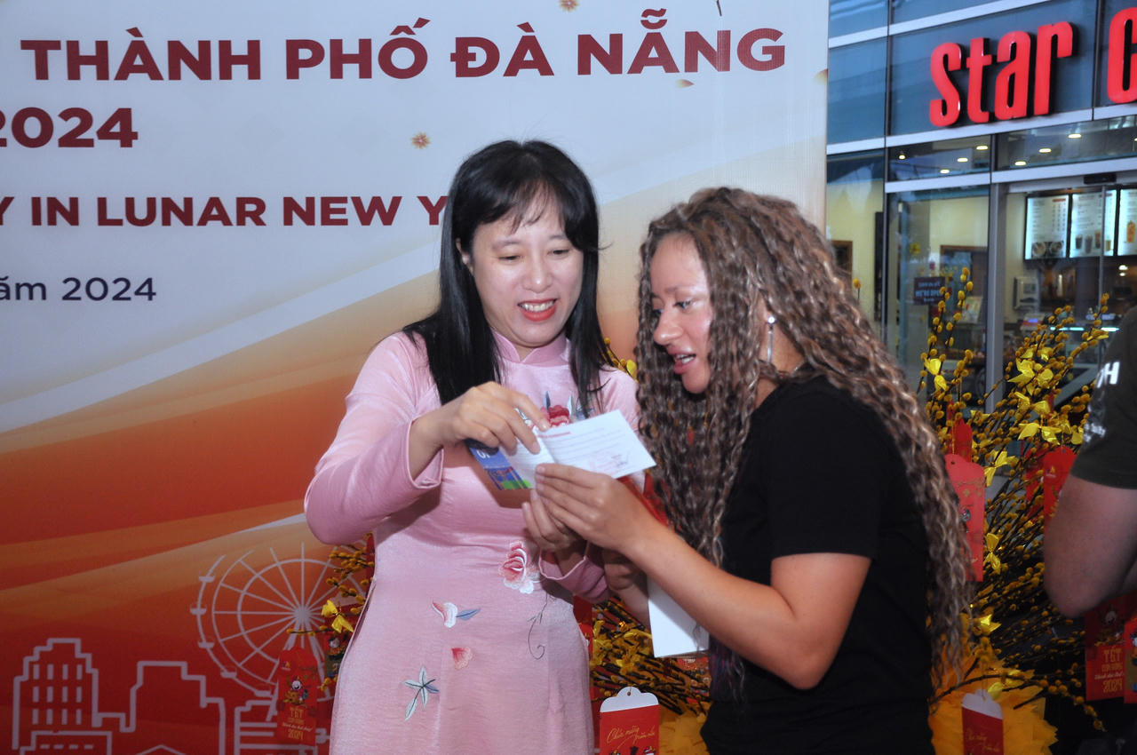 "Xông đất" Đà Nẵng ngày đầu năm Giáp Thìn