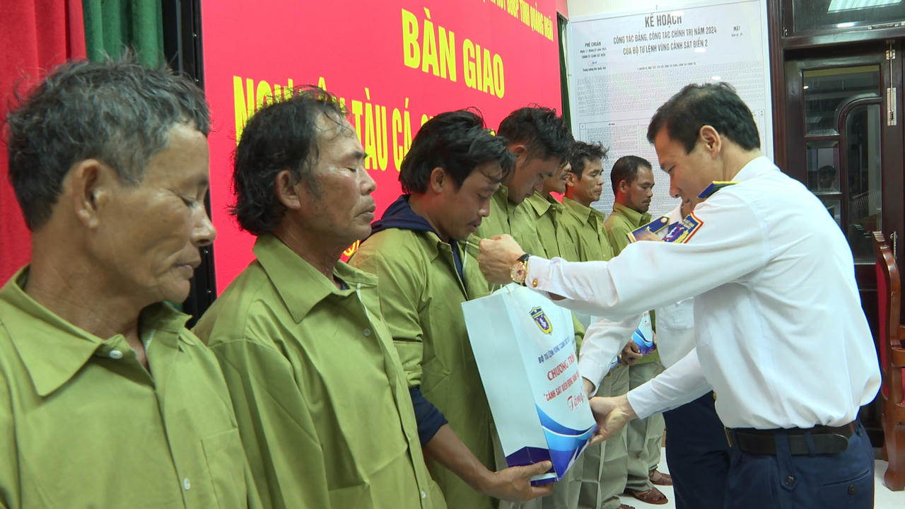 Cứu 7 người bị chìm tàu, trôi lênh đênh trên biển