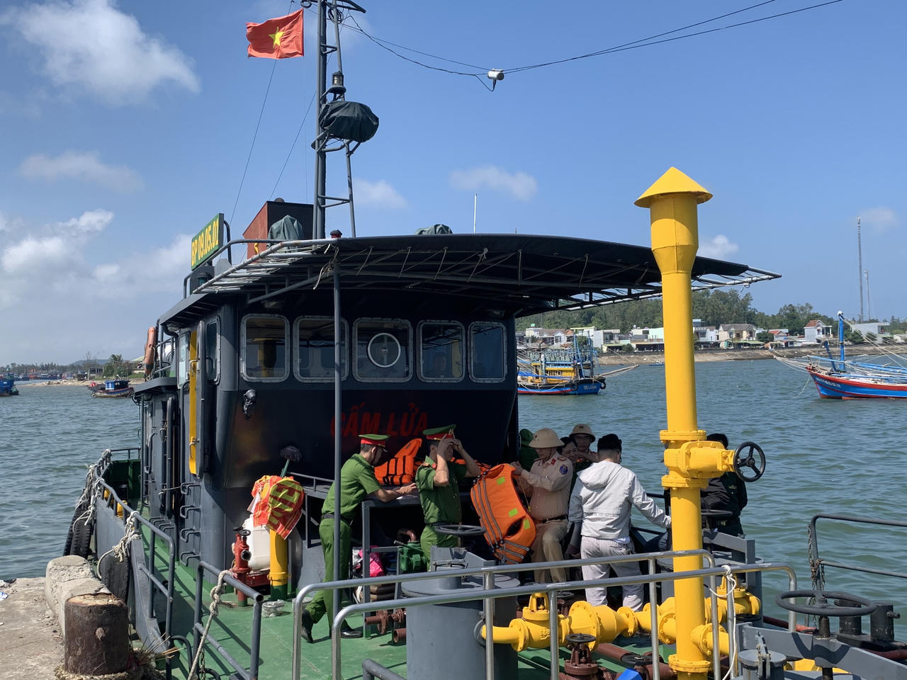 Thẫn thờ ngóng tin chồng con mất tích trên biển vì bị tàu hàng đâm chìm