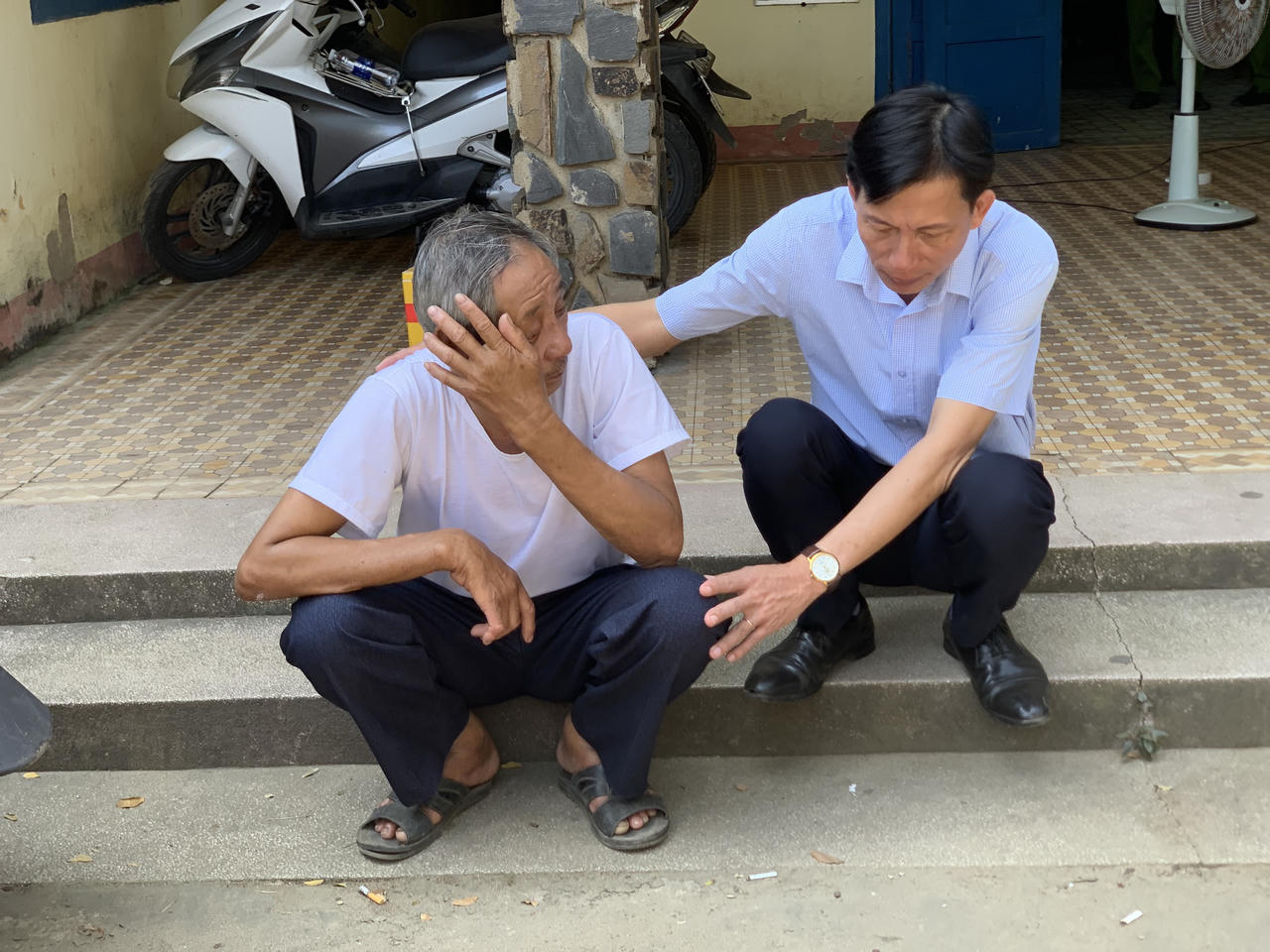 Thẫn thờ ngóng tin chồng con mất tích trên biển vì bị tàu hàng đâm chìm