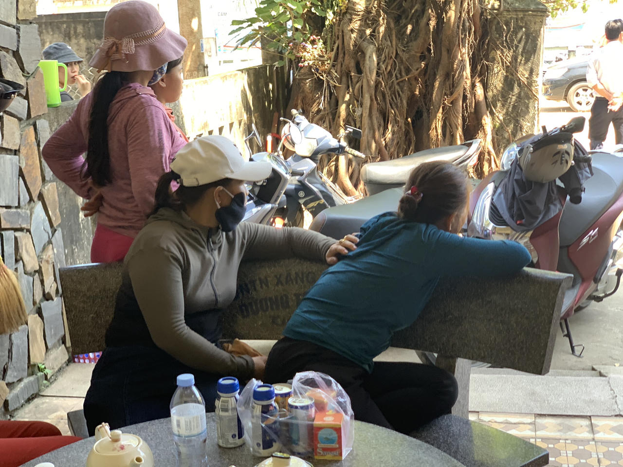 Thẫn thờ ngóng tin chồng con mất tích trên biển vì bị tàu hàng đâm chìm