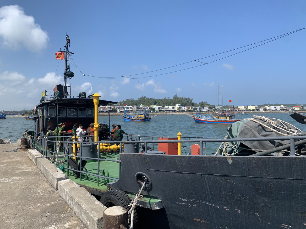 Thẫn thờ ngóng tin chồng con mất tích trên biển vì bị tàu hàng đâm chìm