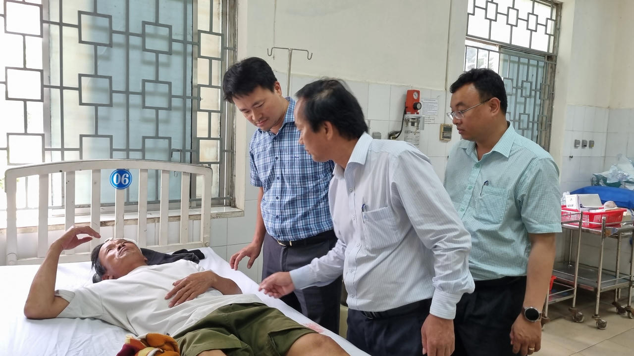 Thẫn thờ ngóng tin chồng con mất tích trên biển vì bị tàu hàng đâm chìm