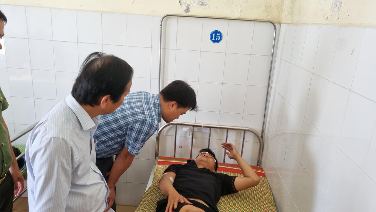 Thẫn thờ ngóng tin chồng con mất tích trên biển vì bị tàu hàng đâm chìm