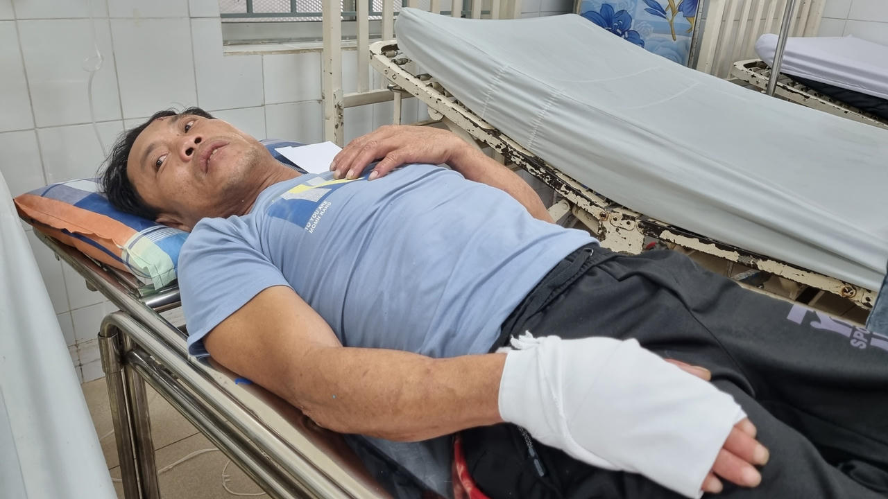 Thẫn thờ ngóng tin chồng con mất tích trên biển vì bị tàu hàng đâm chìm