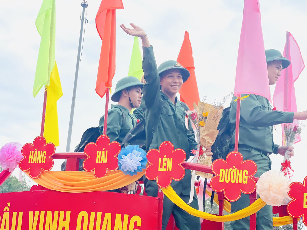 Lễ giao nhận quân tại 11 tỉnh thành Quân khu 5 diễn ra nhanh gọn, trang trọng