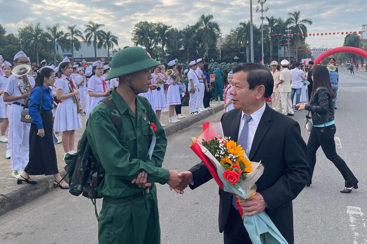 Lễ giao nhận quân tại 11 tỉnh thành Quân khu 5 diễn ra nhanh gọn, trang trọng