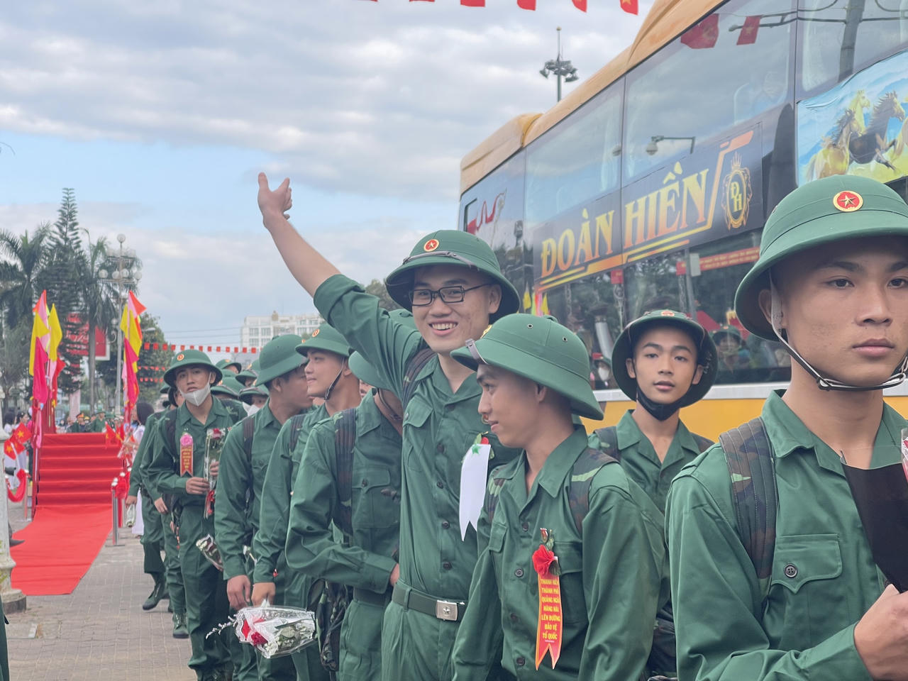 Lễ giao nhận quân tại 11 tỉnh thành Quân khu 5 diễn ra nhanh gọn, trang trọng