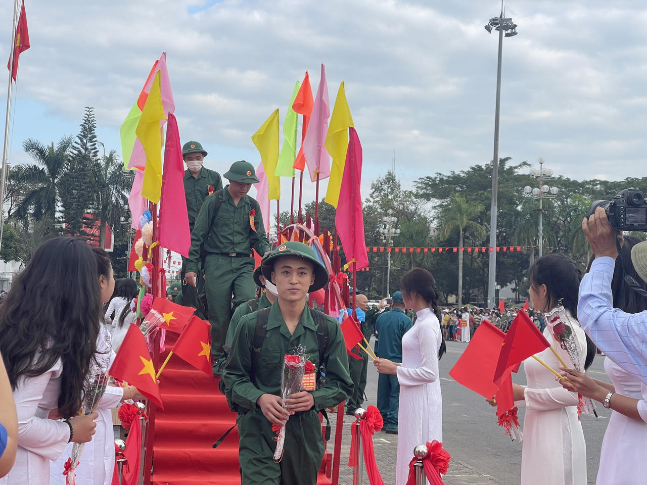 Lễ giao nhận quân tại 11 tỉnh thành Quân khu 5 diễn ra nhanh gọn, trang trọng