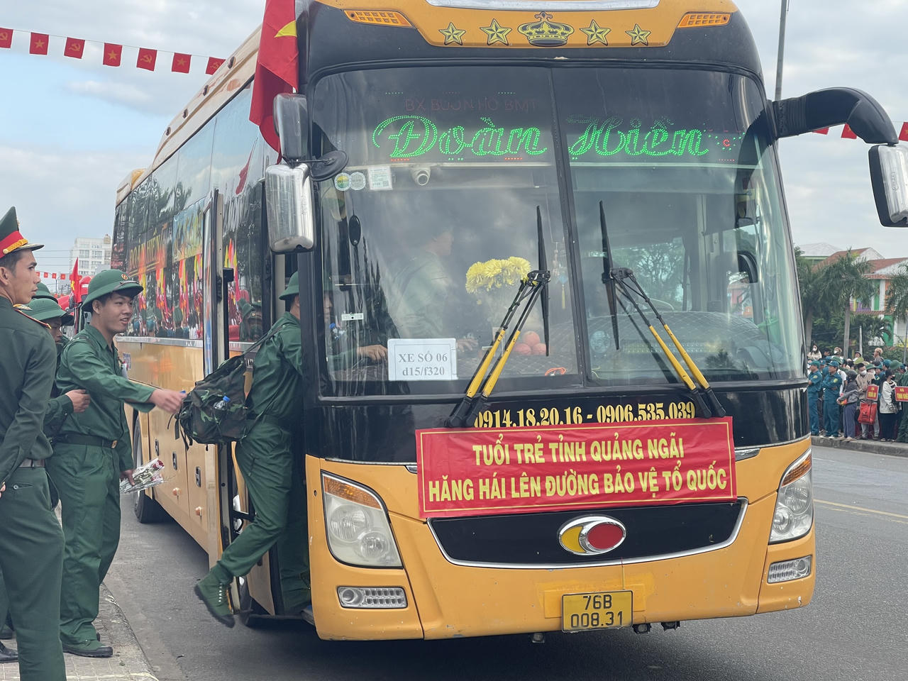 Lễ giao nhận quân tại 11 tỉnh thành Quân khu 5 diễn ra nhanh gọn, trang trọng