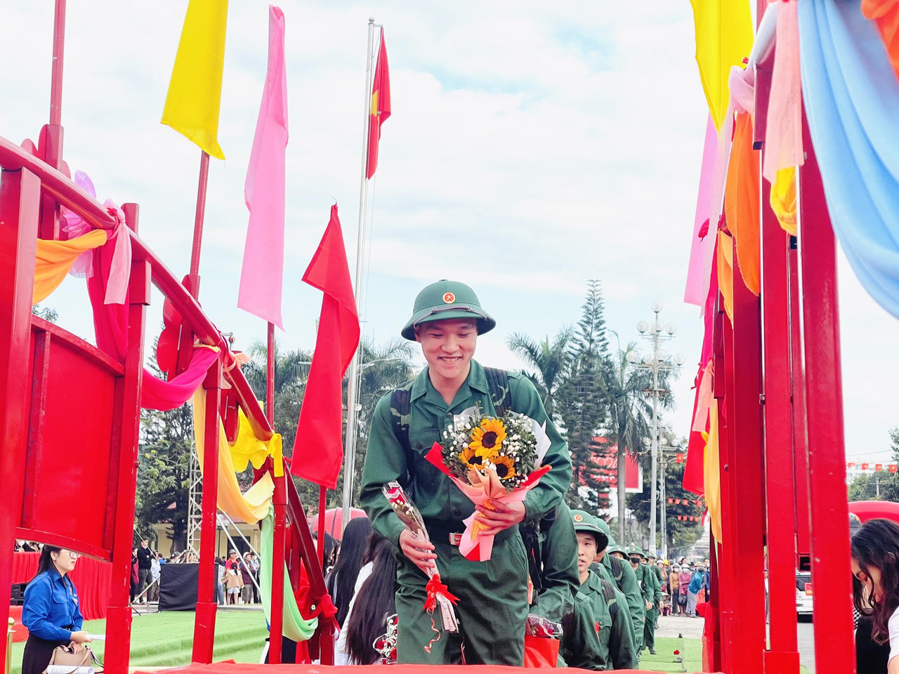 Lễ giao nhận quân tại 11 tỉnh thành Quân khu 5 diễn ra nhanh gọn, trang trọng