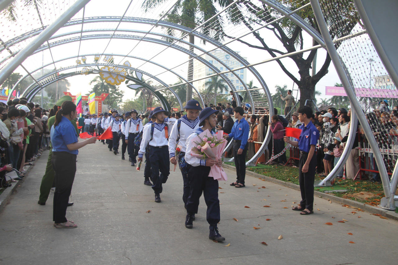 Lễ giao nhận quân tại 11 tỉnh thành Quân khu 5 diễn ra nhanh gọn, trang trọng