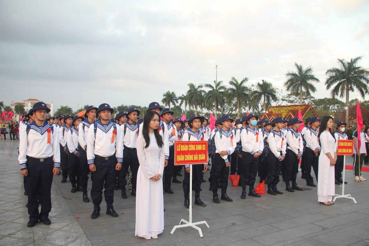 Lễ giao nhận quân tại 11 tỉnh thành Quân khu 5 diễn ra nhanh gọn, trang trọng