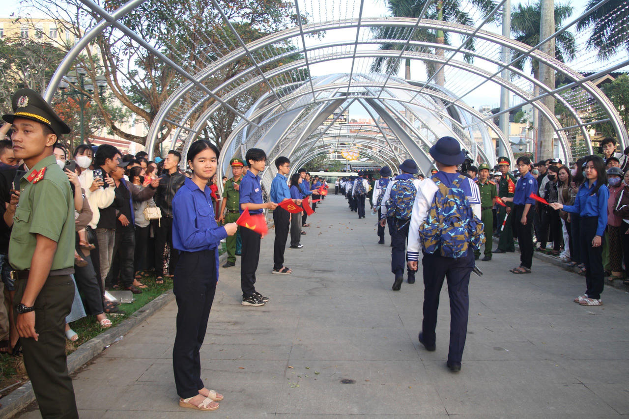 Lễ giao nhận quân tại 11 tỉnh thành Quân khu 5 diễn ra nhanh gọn, trang trọng