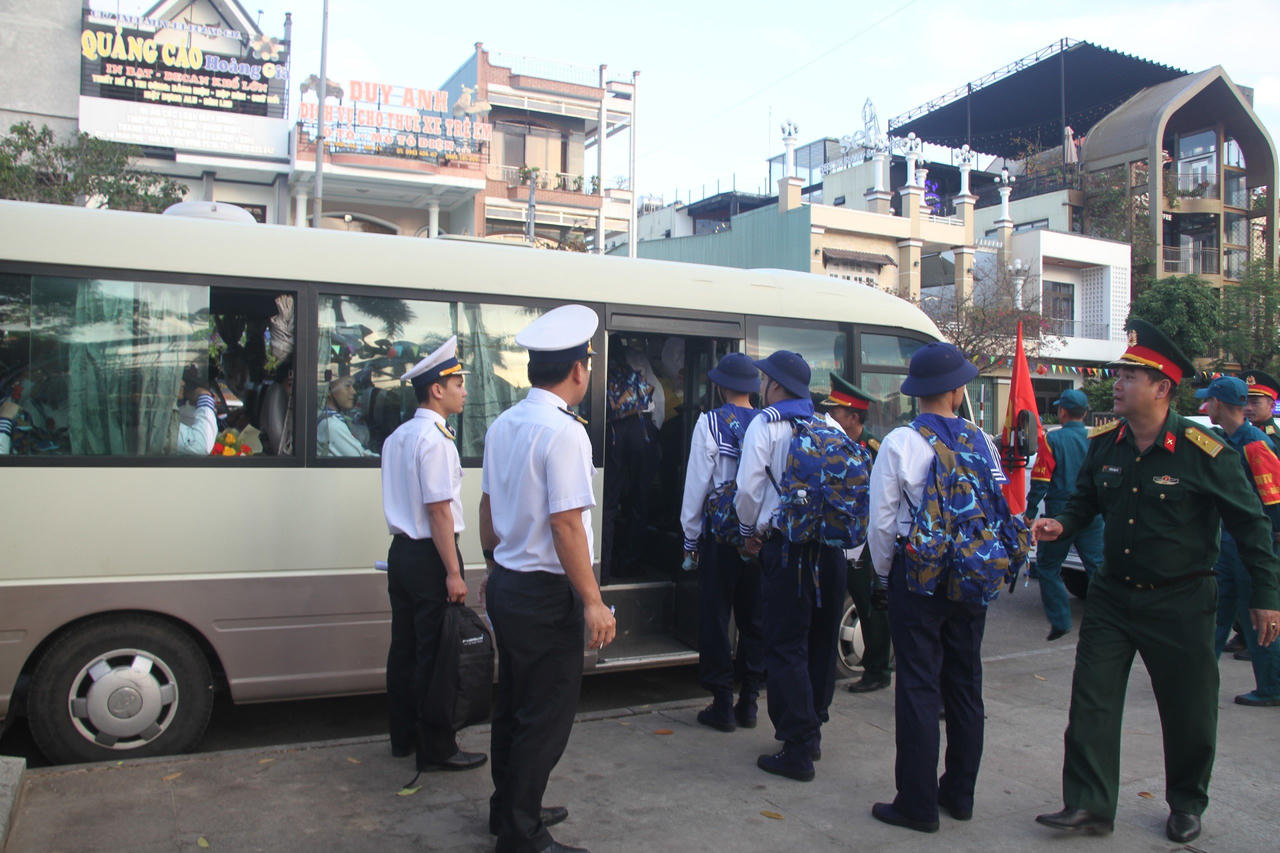 Lễ giao nhận quân tại 11 tỉnh thành Quân khu 5 diễn ra nhanh gọn, trang trọng