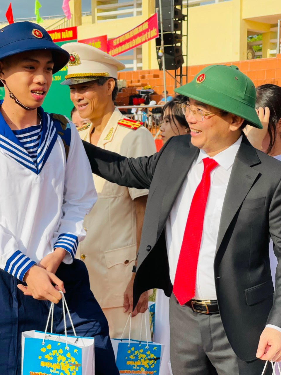 Lễ giao nhận quân tại 11 tỉnh thành Quân khu 5 diễn ra nhanh gọn, trang trọng