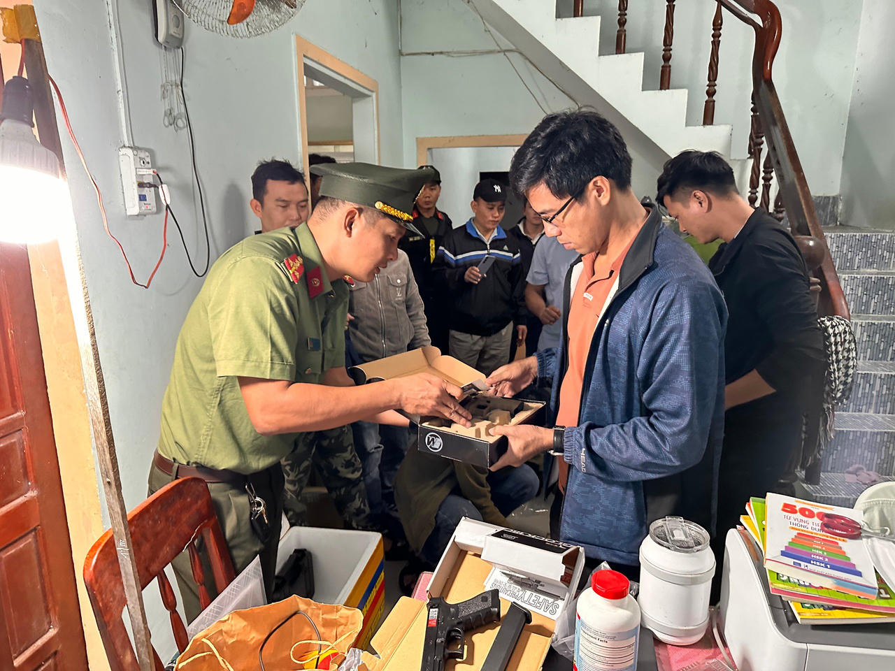 Triệt phá chuyên án mua bán súng, phát hiện cả "kho" vũ khí