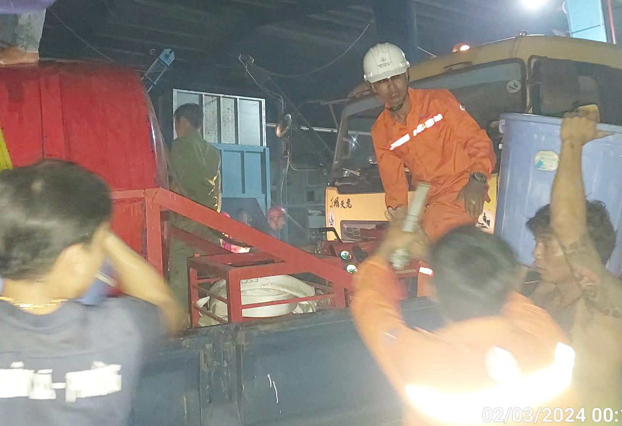 TMP giúp người dân dập tắt đám cháy lúc nửa đêm