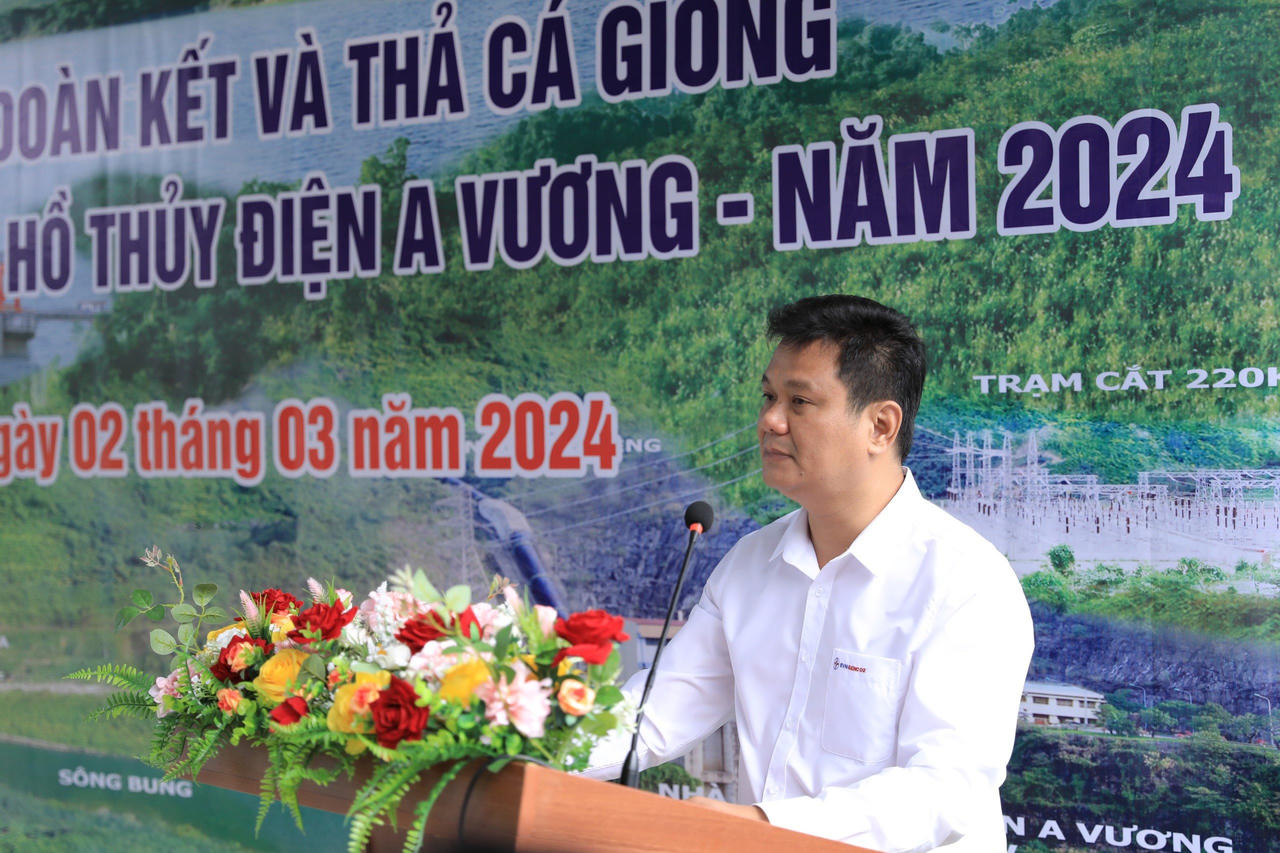 Công ty CP Thủy điện A Vương trao nhà đại đoàn kết và thả cá tái tạo nguồn lợi thủy sản