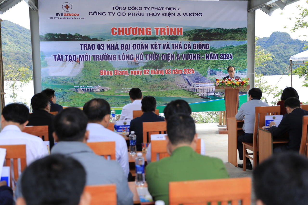 Công ty CP Thủy điện A Vương trao nhà đại đoàn kết và thả cá tái tạo nguồn lợi thủy sản