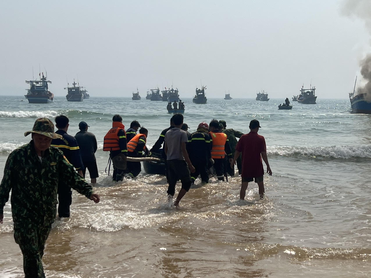 Tàu cá ở Quảng Ngãi bất ngờ bốc cháy tại nơi neo đậu 