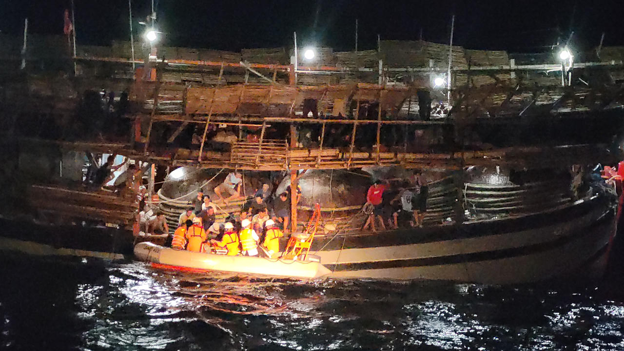 Cứu 1 ngư dân trôi dạt trên biển suốt 28 giờ