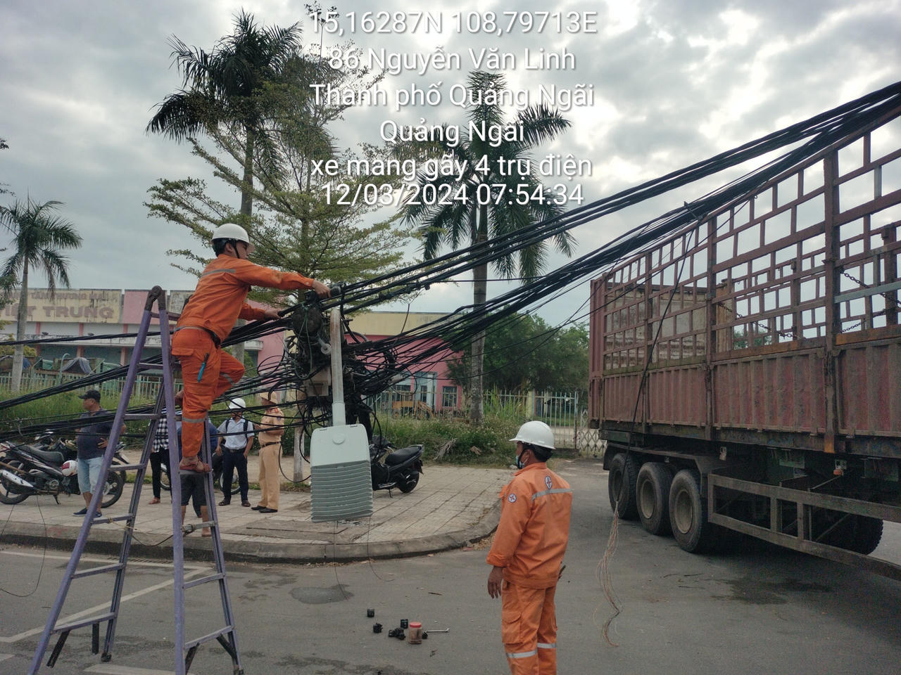 Ô tô đầu kéo đi vào đường cấm làm gãy 4 trụ điện, 300 hộ dân bị ảnh hưởng