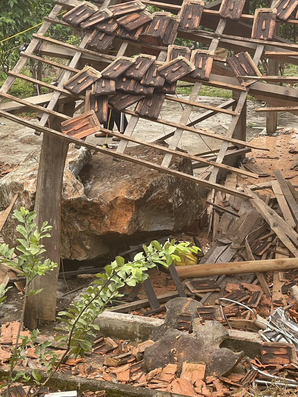 Nhà máy xi măng nổ mìn khai thác đá làm sập nhà dân ở Quảng Nam