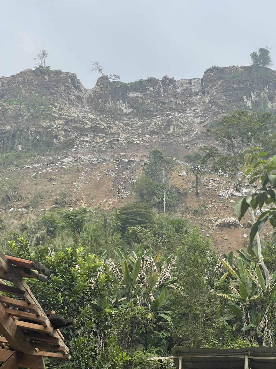 Nhà máy xi măng nổ mìn khai thác đá làm sập nhà dân ở Quảng Nam